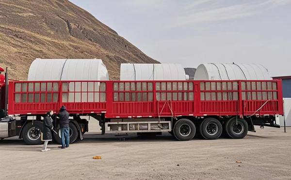 临夏市塑料桶装车完毕准备运输中