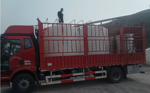 临夏市立式运输桶安排发货现场